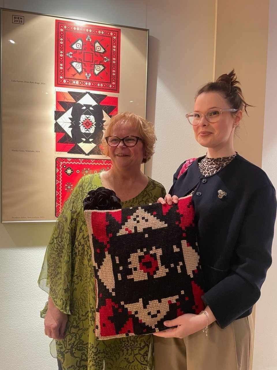 „Razkrite roke“ – Vezilje duše koje u tuđini pletu mostove do zavičaja