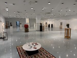 Mostovi identiteta i tradicije: Edin Ščuk izložbom u Ljubljani povezao historiju BiH i modernu skulpturu